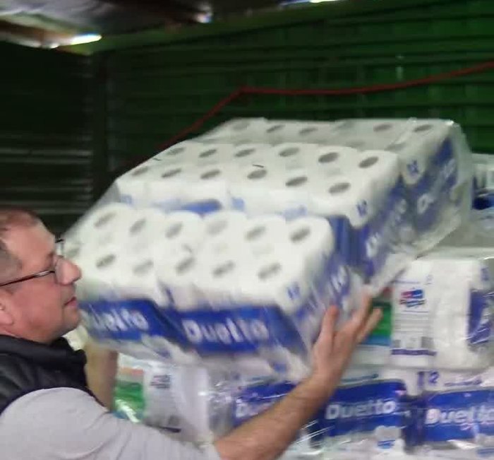 Bultos de papel higiénico en el depósito