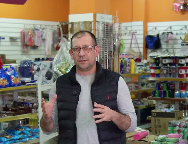 Interior de A.D.A. Distribuidora en Ciudad del Este, con mercadería surtida en estanterías
